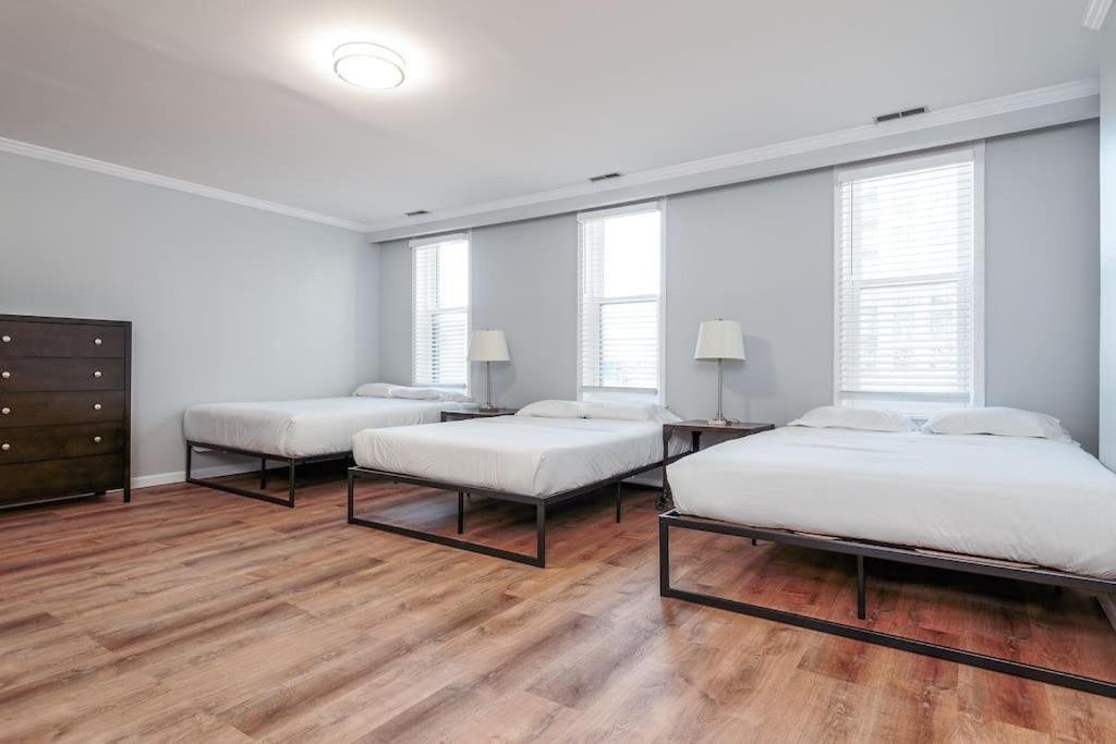 Вилла Beautiful Remodeled Penthouse Unit In Old Town Чикаго Экстерьер фото